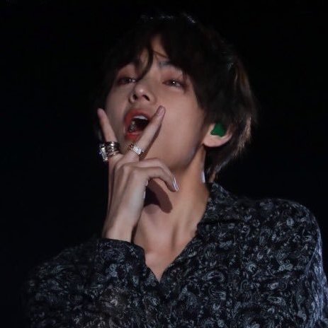WHAT *and I Cannot Stress This Enough* THE FUK IS KIM TAEHYUNG DOING