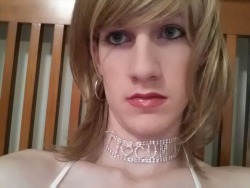 domnotica:  All sissies should have such a lovely necklace … 