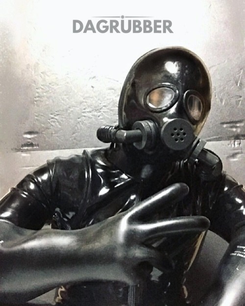 #latexmirrormask#rubberman #heavyrubber #gayrubber#gayrubberfetish#gayrubberman#rubbermask