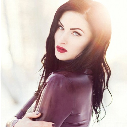 sistersinister:  Gym time. Not at all looking like this tho. Thanks @josefinejonssonphoto for making me look pretty  