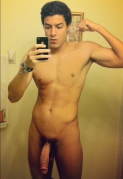 in-the-raw-men-selfies:  #NudeMaleSelfe #NakedMaleSelfie