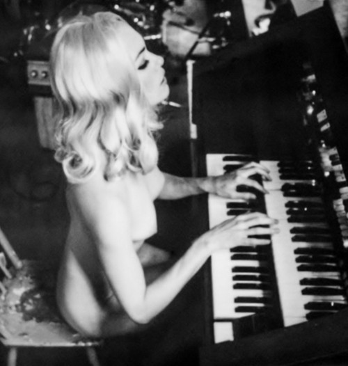 deshistoiresdemode:  Photo by Marianna Rothen. 
