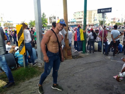 puff-to-tuff: fedrikw: Venezuela is burning. Lots of protests. Felt cute. Might topple the governmen
