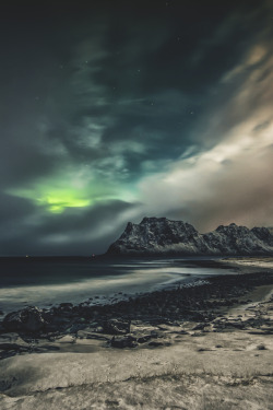 lsleofskye:  Moonlight beach and brewing Aurora