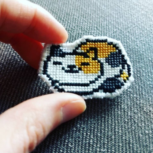 anyone still playing #nekoatsume ? whipped up this little cross stitch pin of Sunny, one of the cats