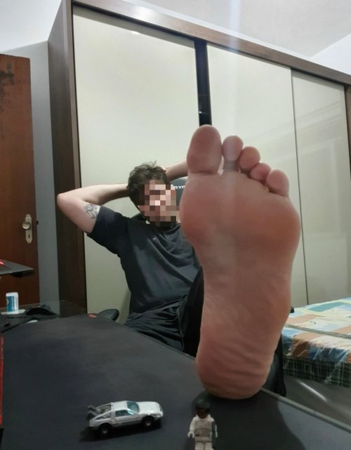 guyfeettoegasms: shoeburst:18US (via ed.size18) Wow, those are some big wide ass feet.