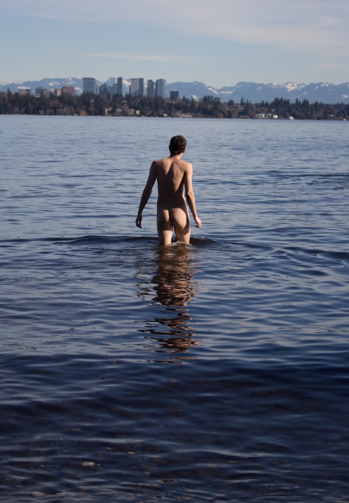 oliraptor:Derrick, Lake Washington 2017  @Oliraptor / @turtledovexxx / Instagram 