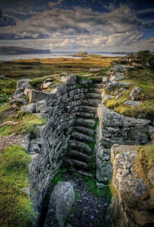 hammer-ov-thor:  Dunbeag Broch (Iron age settlement), Isle of Skye, Scotland 