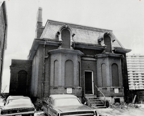fuckyeahtoronto:
““This 132-year-old building, located at 10 Asquith Ave., is only building in Toronto associated with John Rolph, the man who refused to be city’s first mayor. He taught medicine in the house first built as a chapel. There are plans...