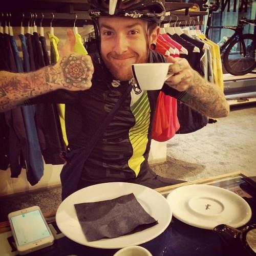 Instant mong #instamong #raphatwat #cwoffee #gingerwheels #pitstop #rainyride #postlapsbrownie @stan