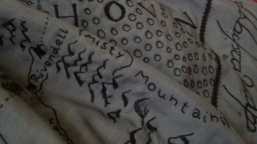 lolitacupcakexd:  vysanthe:  andariel-sirene:  fraise-du-mal:  Middle Earth skirt. Made by me <3 Took me three months and how you see is hand embroidery, no printed :3 I hope take pictures with a full coordinate soon!  WOW  What I’d give for this