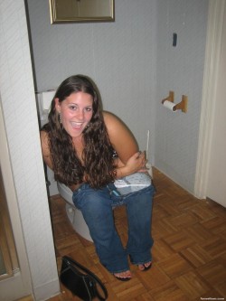 Amateur Girls on the Toilet