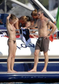 toplessbeachcelebs:  Rebecca Gayheart (Actress) topless in Porto Cervo, Italy (June 2007)