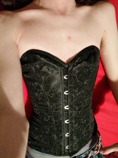 bustiers-and-corsets:  A much better position of my post earlier today, after some advice