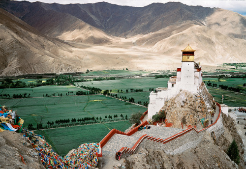jojo-cherub:  Yumbulhakang, Tibet’s First King’s Castle by lylevincent on Flickr.