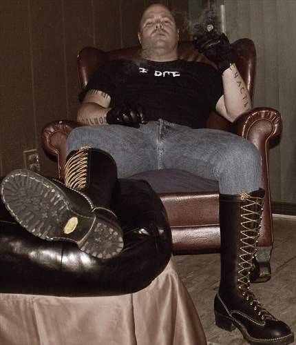 cigarpervdad:  ngrboy4whttops:  “It’s time to take your place boy…at my feet…”   S