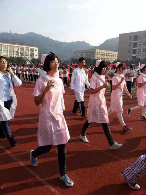 chinese students and school class sports competitions 都被高考逼疯的