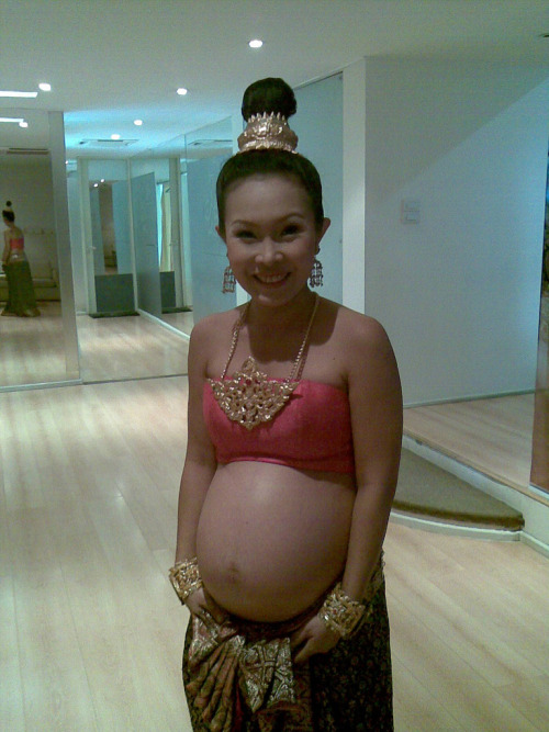 thailbfm: Pregnant Thai girl’s 8month in traditional dress