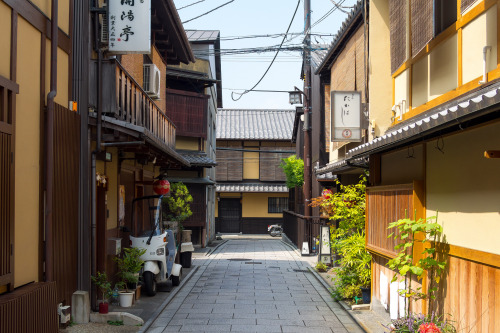 ileftmyheartintokyo:祇園花見小路のろぉじ ／ Gion Hanamo-koji Street by Yuya HorikawaVia Flickr:Koto, Japan.