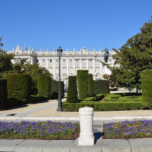 The Spring weather was perfect to explore the breathtaking city of Madrid over a lunch and a few evening hours! (at Palacio Real de Madrid)