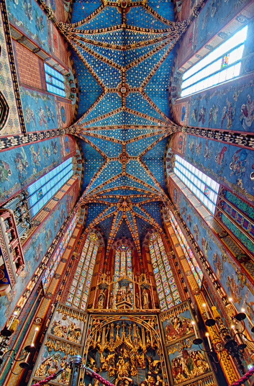 Pixiedustparcels: St. Mary’s Basilica, in Krakow. Utterly amazing! Photo by Dawid Martynowski.