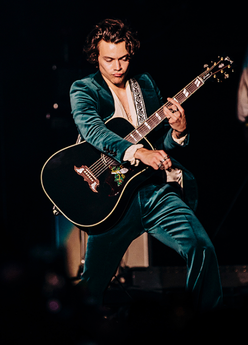 harrystylesarchive:Harry on stage in Inglewood, CA 13/07 (photographed by Hélène Marie Pambrun)