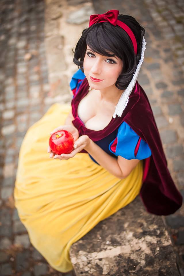 fucking-sexy-cosplay:  Riddle as Snow White (source)