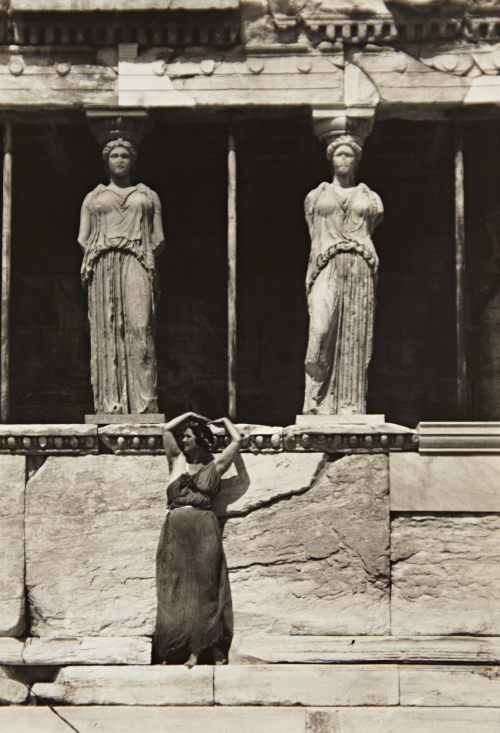 Fotografía de Edward Steichen, Isadora Duncan en el Partenón, 1920.