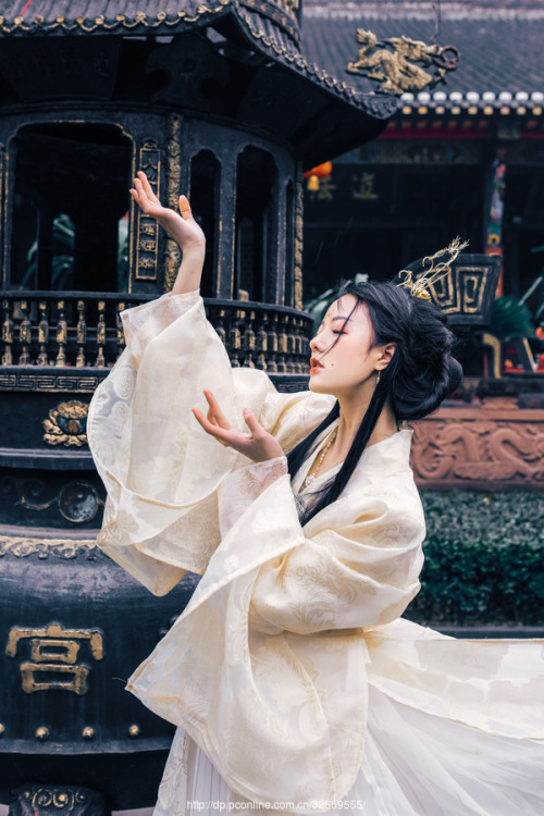 ziseviolet:Traditional Chinese Hanfu.