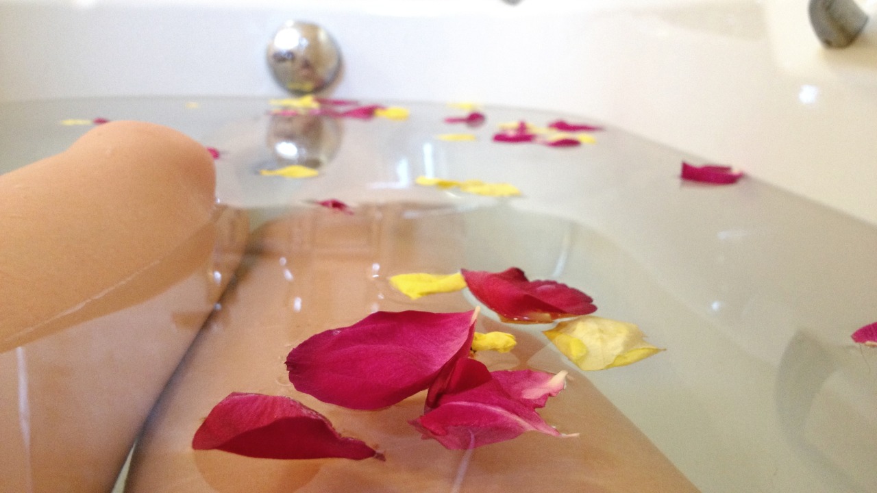 lost-lil-kitty:  Pink and yellow rose petal bath.