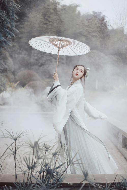 hanfugallery:  Traditional Chinese hanfu by 冉韵Chaxiirey  She wears hanfu in the style of the Wei/Jin