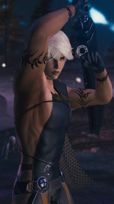 indigobluerose:shugarskull:joyeuse-noelle: New Final Fantasy screenshots show the male protagonist in revealing, skin-tight armor; male gamers freak out.    AH HA HA, a bunch of the dudes are complaining that his armor doesn’t protect his vital organs,