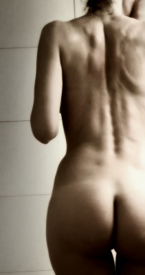 beefunky:  thong-it:  naked   I love back