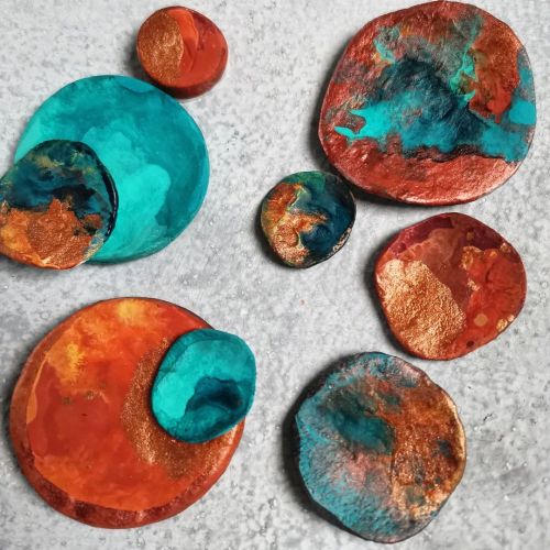 <p>🧡Close up detail of Copper Coins No. 2🧡</p>

<p>My newest clay, abstract, artwork which will be showcased at tomorrow’s artisan fair in Castle Combe!</p>



<p></p>



<p>🧡💙🧡</p>



<p>#artbysandi #sandisayer #contemporaryartist<br/>
#modernartist #modernart #spiritualart #spiritualartist #loveandgratitude #appreciation #wiltshireartist #contemporarybritishartist #texturedart #texturedpainting #abstractart #abstractpainting #inspiredbygemstones #inspiredbynature #verdigris #modernart #moderninterior #bethechange #lightworker #textures #copperart<br/>
#coppercoins #clayart #turquoiseandcopper  (at Calne)<br/>
<a href="https://www.instagram.com/p/CV5qsVkoz_N/?utm_medium=tumblr">https://www.instagram.com/p/CV5qsVkoz_N/?utm_medium=tumblr</a></p>