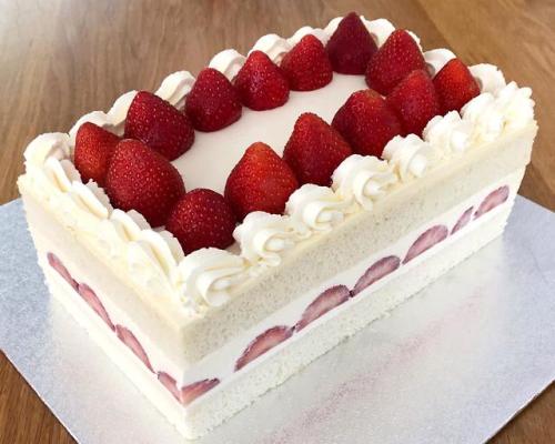 swankydesserts:I’ve just made this Japanese Strawberry Shortcake for my friend’s mom