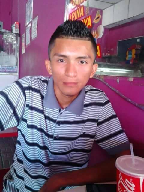 guanacoshot:  Rixo flakito salvadoreño mostrando su rico cuerpo y juguete