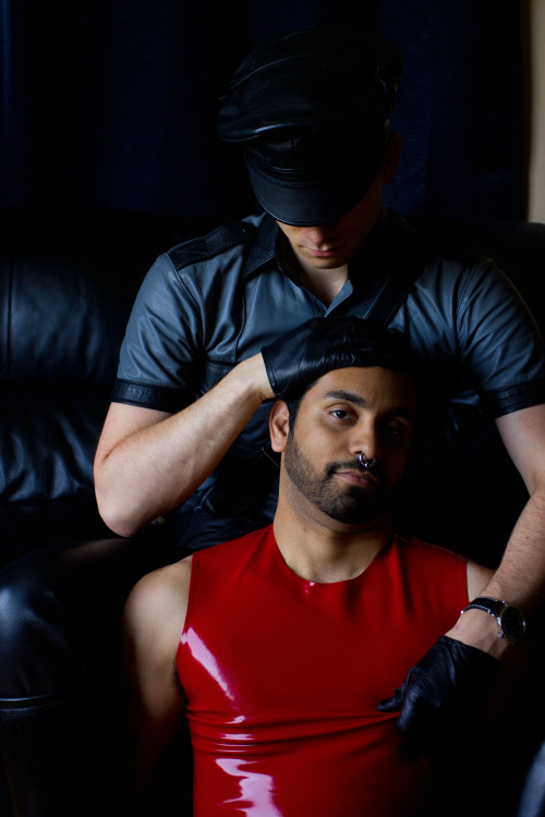 pupzeus:  me and a very sexy fella… who says rubber and leather don’t mix!  Rubber and nipplay