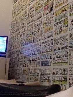 macanudodeliniers:  &ldquo;Llego y la pared de la habitación del Hostel con las historias de @porliniers, quiero esto en mi casa.” (vía).  Quiero mi cuarto así :-(