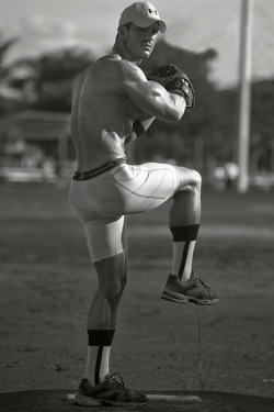 studposse:  football tight end stud pitchin’