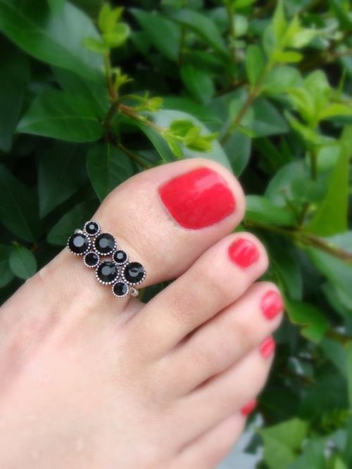 Red is a sweet color to see the ladies toes in, but the most important thing about the images above 