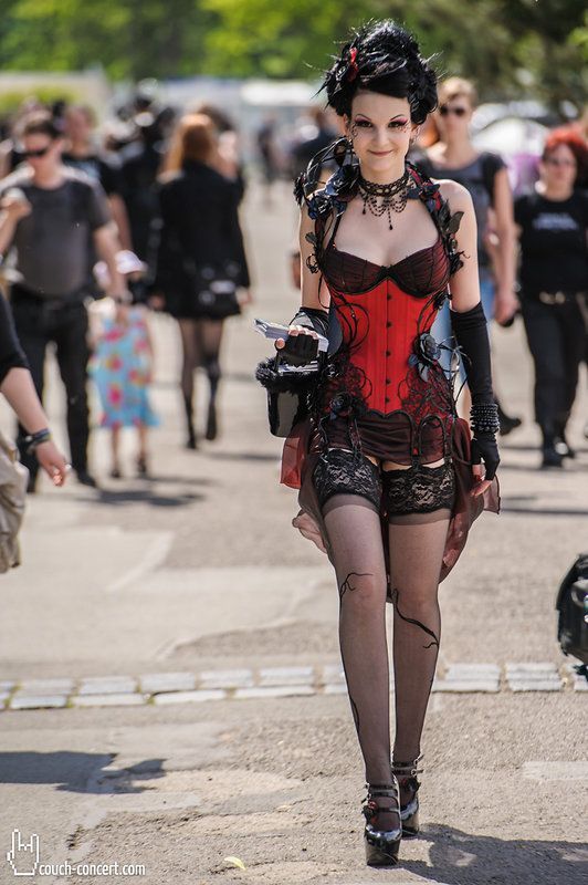 viralsky:  steampunksteampunk:  couch-concert.com  + welcome to my wasteland + 
