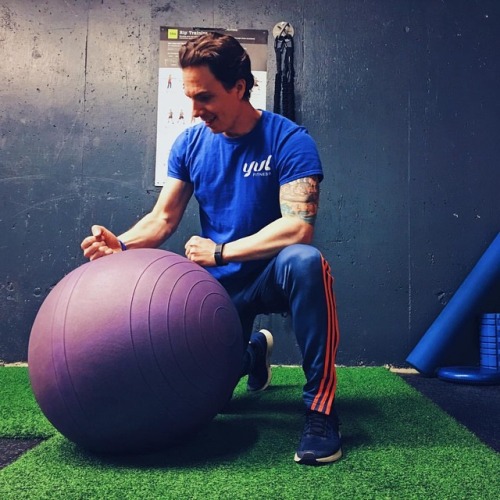 Des abdos sur le ballon, c'est tellement amusant! Viens faire ce circuit intense de 5min seulement, ce soir 16h sur ma chaîne Youtube! 💪#training #abs #youtube (à YUL Fitness - Gym privé avec kinésiologues)