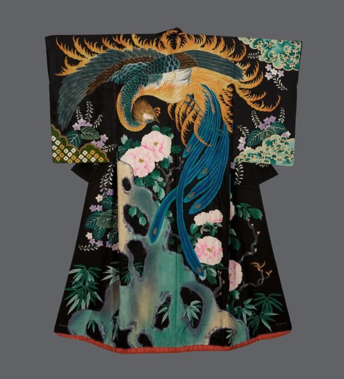thekimonogallery:Taisho uchikake. Taisho period (1912-1926), Japan.  The Kimono Gallery.  A vivid an