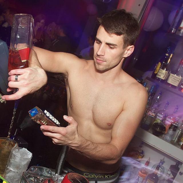 gayweho:  CLIQUE Come get a Gold Digger martini from this guy!  #mickysweho #clique
