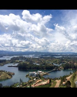 #guatape #pueblo #Colombia #elpenol #elpeñol #bigassrock almost to part 1 of the top there is a lower top and then a tippy tippy top top 😆