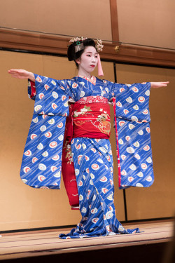 geisha-kai:  Maiko Mamekiku at the Gion Corner in May 2015 by Leander Kirstein-Heine on FlickrHer parasol kimono has this special vintage taste!