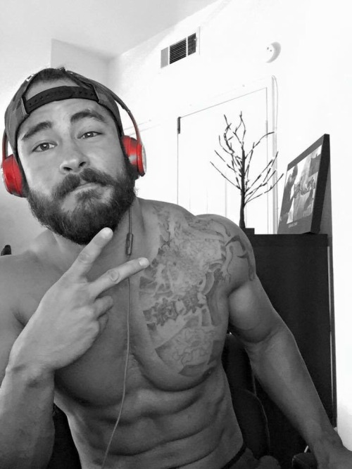 straightdudesexting:Straight hunk Sean Sarantos
