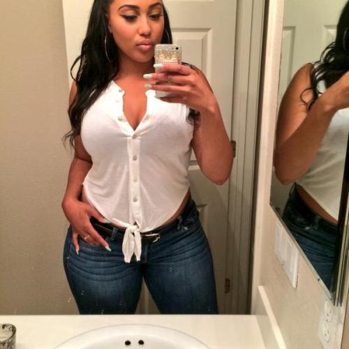 kingkix15: youngkingbandit: unfriendlyblackhottiees: eyzon: 5′8″ 202lbs …..Nice h