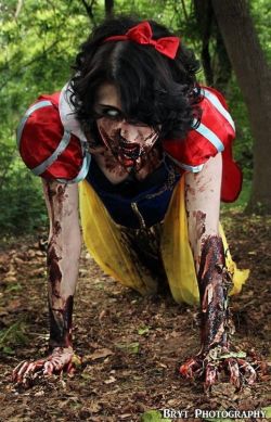 darkgothicpolyvore:    *follow for more ℋαℓℓℴωℯℯη costume ideas ☠*.¸¸. ✶ ☠ *♪ ♫    Snow white Zombie 