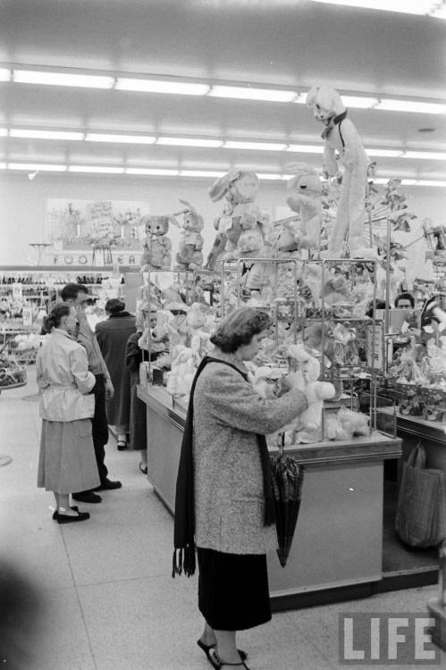 electronicsquid: Easter display in Scranton store(James Burke. n.d.)